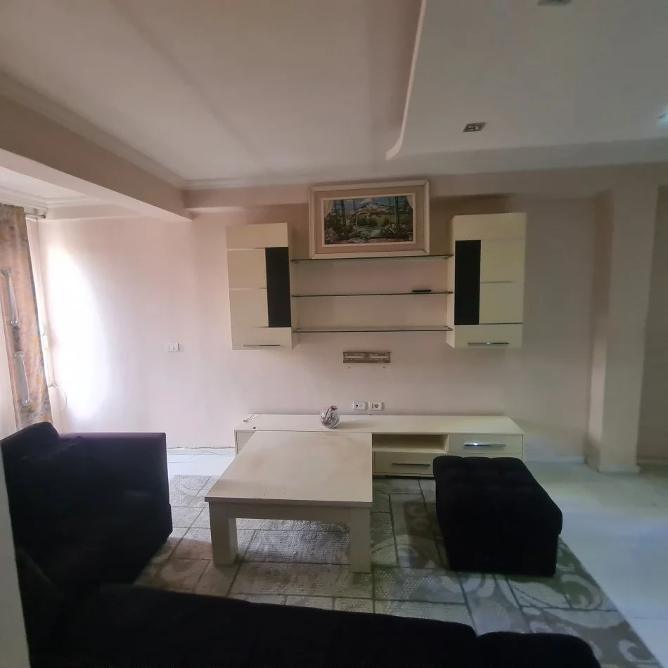 Tirane, shes apartament 2+1+Ballkon Kati 4 pa ashensor, cmimi 120.000 € (Rruga e Dajtit)