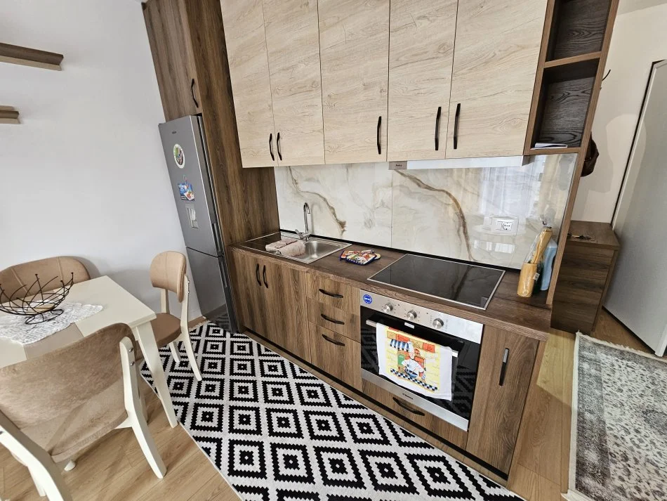 Tirane, jepet me qera apartament 1+1+Ballkon Kati 3, 62 m² 600 € (Rruga Medar Shtylla)