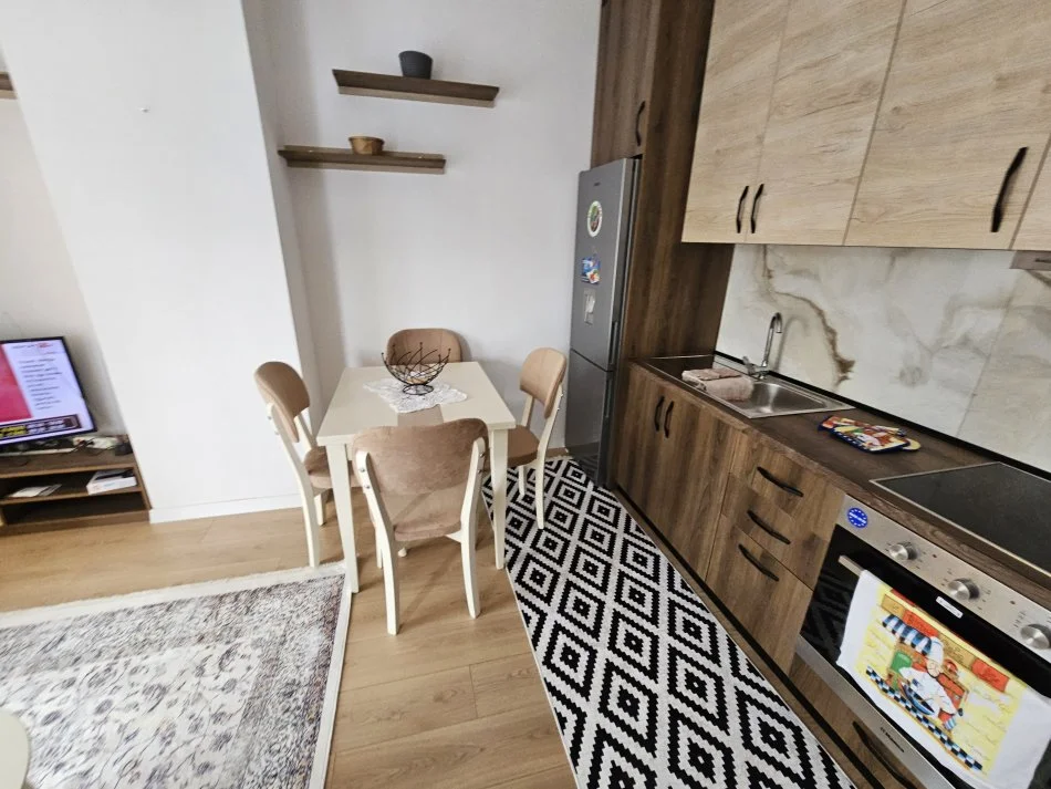 Tirane, jepet me qera apartament 1+1+Ballkon Kati 3, 62 m² 600 € (Rruga Medar Shtylla)