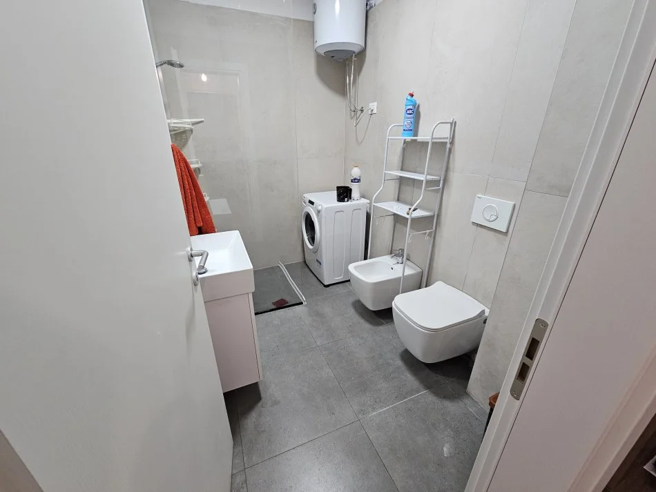 Tirane, jepet me qera apartament 1+1+Ballkon Kati 3, 62 m² 600 € (Rruga Medar Shtylla)