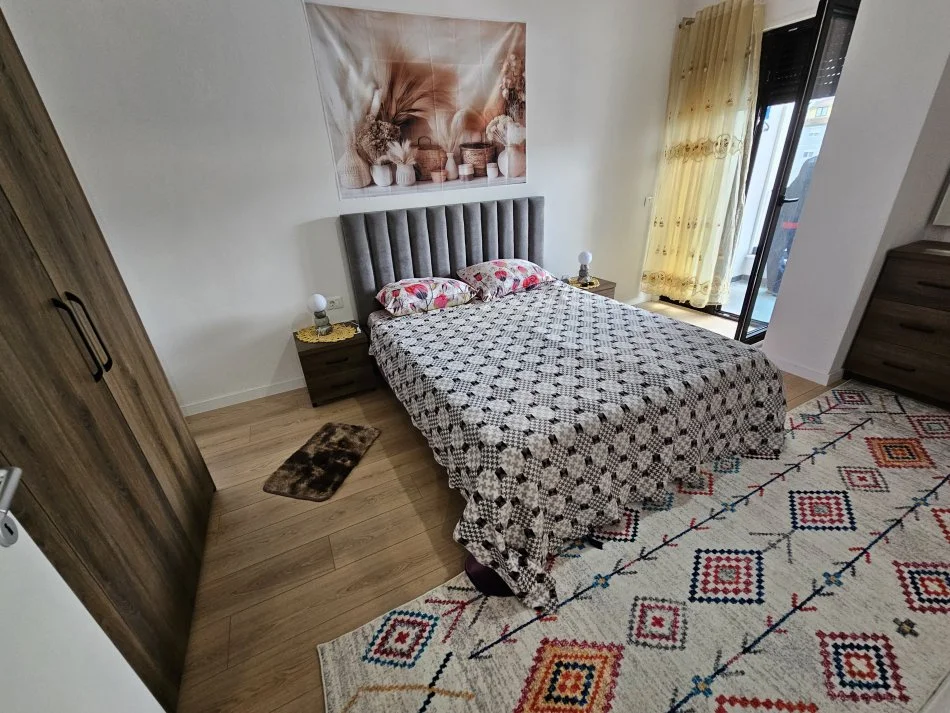 Tirane, jepet me qera apartament 1+1+Ballkon Kati 3, 62 m² 600 € (Rruga Medar Shtylla)