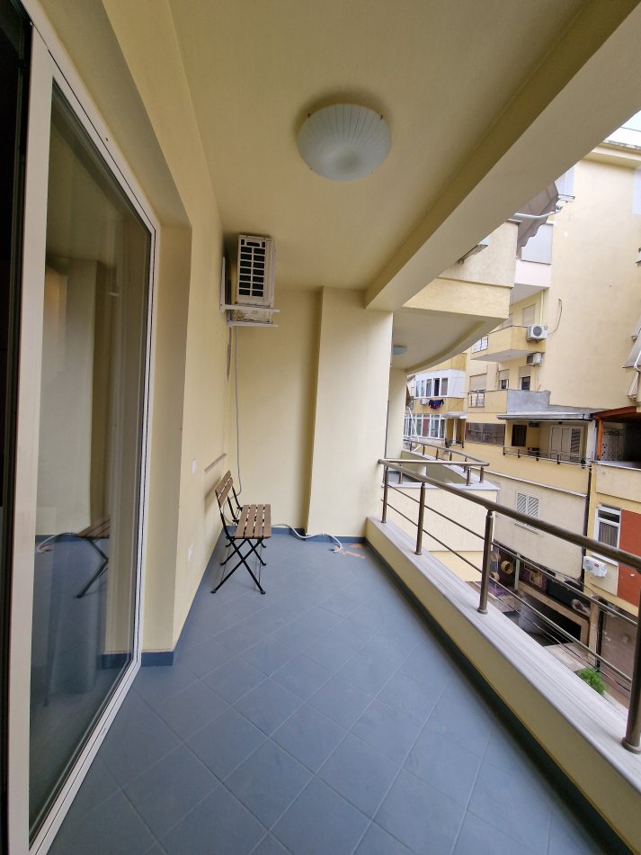 Tirane, jepet me qera apartament 1+1+Ballkon Kati 2, 65 m² 700 € (Rruga Bilal Sina)