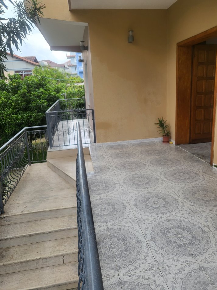 Tirane, jepet me qera apartament 2+1+Ballkon Kati 1, 100 m² 400 € (Rruga 3 vellezerit Kondi)