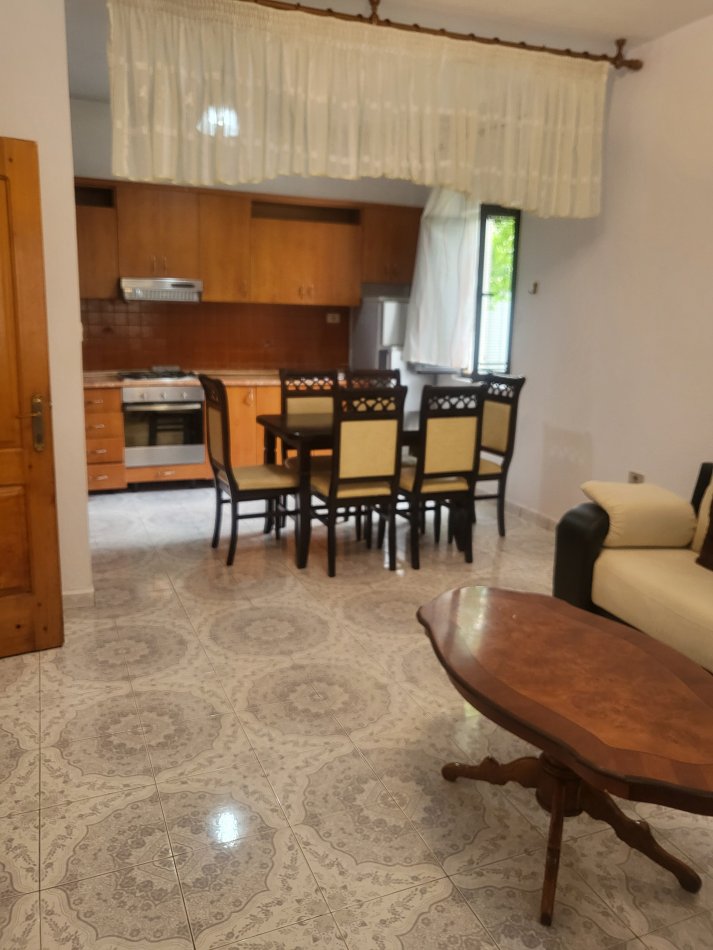 Tirane, jepet me qera apartament 2+1+Ballkon Kati 1, 100 m² 400 € (Rruga 3 vellezerit Kondi)