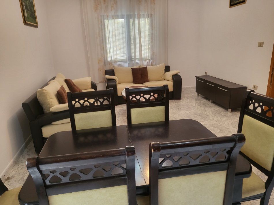 Tirane, jepet me qera apartament 2+1+Ballkon Kati 1, 100 m² 400 € (Rruga 3 vellezerit Kondi)