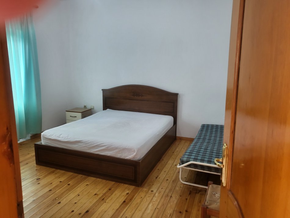 Tirane, jepet me qera apartament 2+1+Ballkon Kati 1, 100 m² 400 € (Rruga 3 vellezerit Kondi)