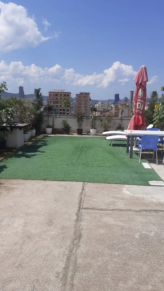 Tirane, ne Xhamllik, shitet apartament 3+1+2 + Ballkon, Kati 5, me shensor.