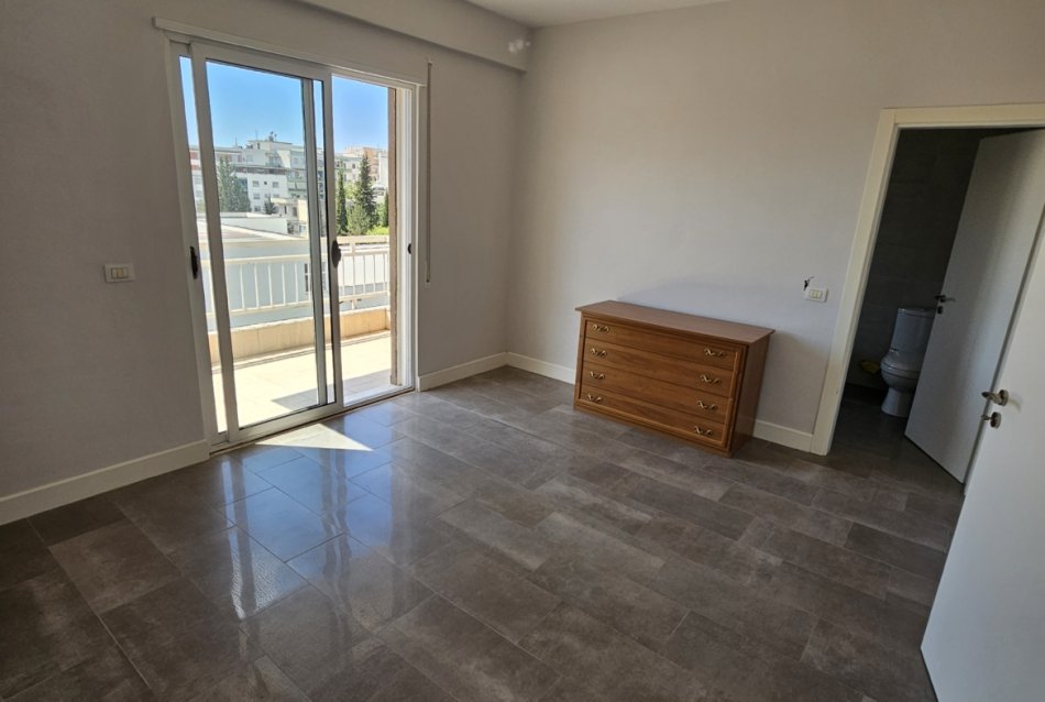 Tirane, jepet me qera apartament 2+1 Kati 3, 100 m² 270 € (Rruga e Dajtit)