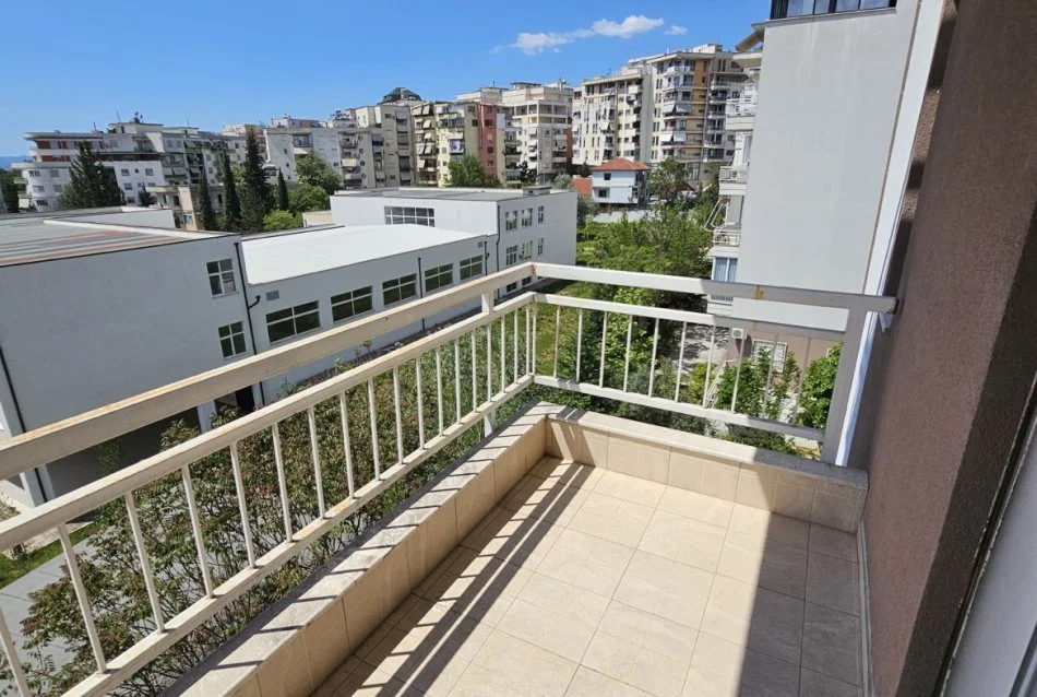 Tirane, jepet me qera apartament 2+1 Kati 3, 100 m² 270 € (Rruga e Dajtit)
