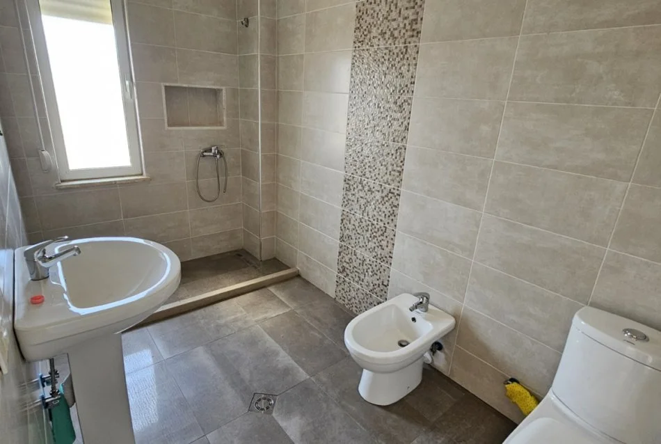 Tirane, jepet me qera apartament 2+1 Kati 3, 100 m² 270 € (Rruga e Dajtit)