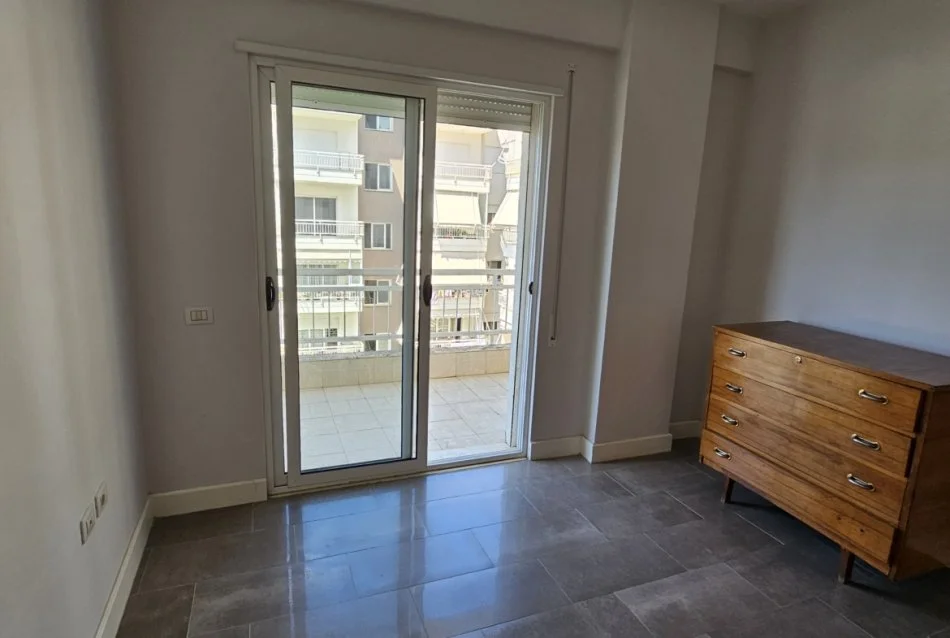 Tirane, jepet me qera apartament 2+1 Kati 3, 100 m² 270 € (Rruga e Dajtit)