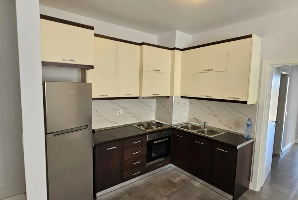 Tirane, jepet me qera apartament 2+1 Kati 3, 100 m² 270 € (Rruga e Dajtit)