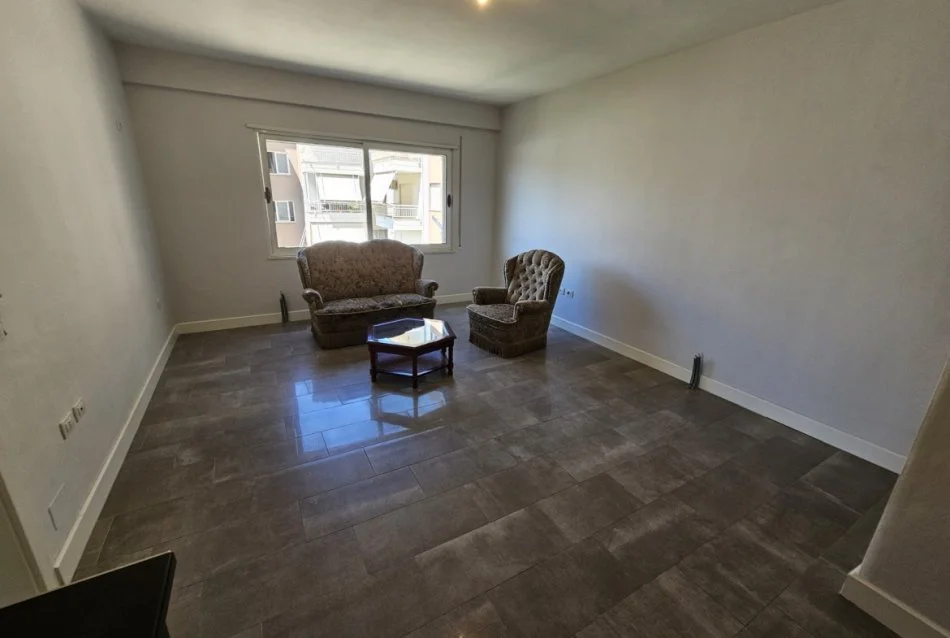 Tirane, jepet me qera apartament 2+1 Kati 3, 100 m² 270 € (Rruga e Dajtit)