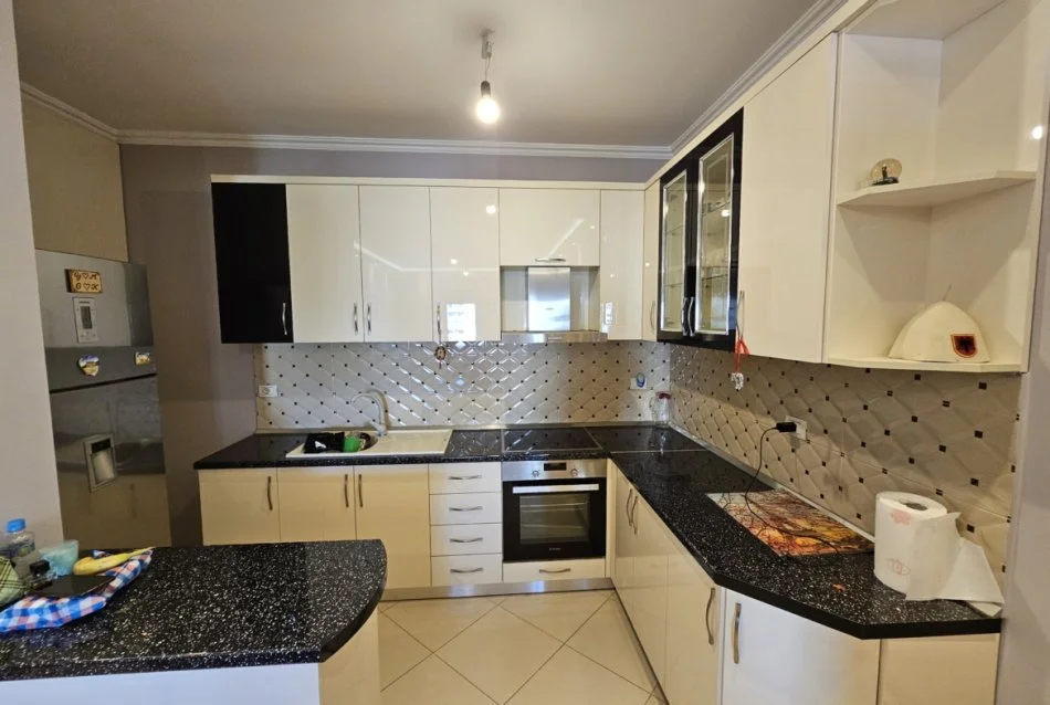 Tirane, jepet me qera apartament 2+1 Kati 4, 114 m² 490 € (Rruga Teodor Keko)
