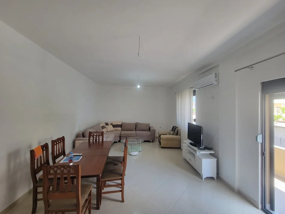 Tirane, jepet me qera shtepi 2+1+Ballkon Kati 2, 120 m² 451 € (Rruga Celo Sinani)
