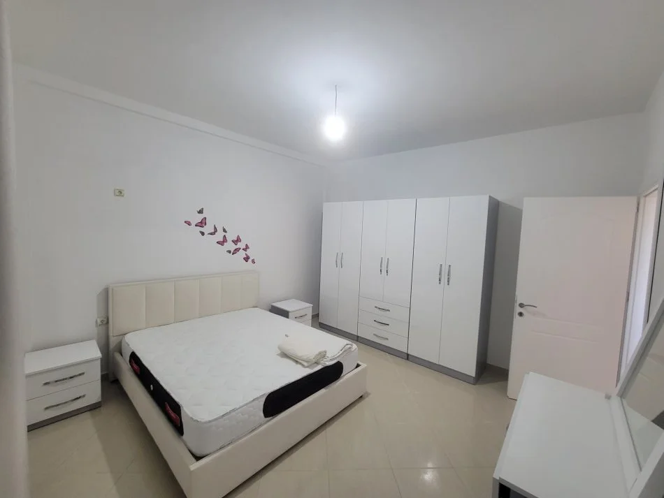 Tirane, jepet me qera shtepi 2+1+Ballkon Kati 2, 120 m² 400 € (Rruga Celo Sinani)