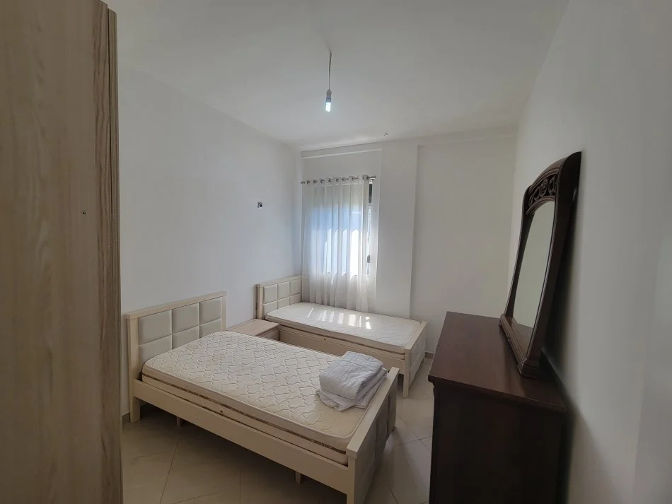 Tirane, jepet me qera shtepi 2+1+Ballkon Kati 2, 120 m² 400 € (Rruga Celo Sinani)