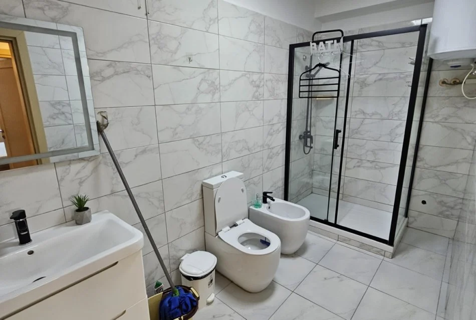 Tirane, jepet me qera apartament 2+1 , 800 € (Rruga Shyqyri Brari)