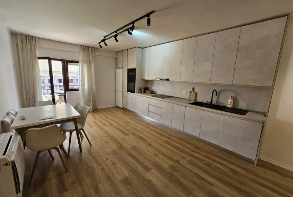 Tirane, jepet me qera apartament 2+1 , 800 € (Rruga Shyqyri Brari)