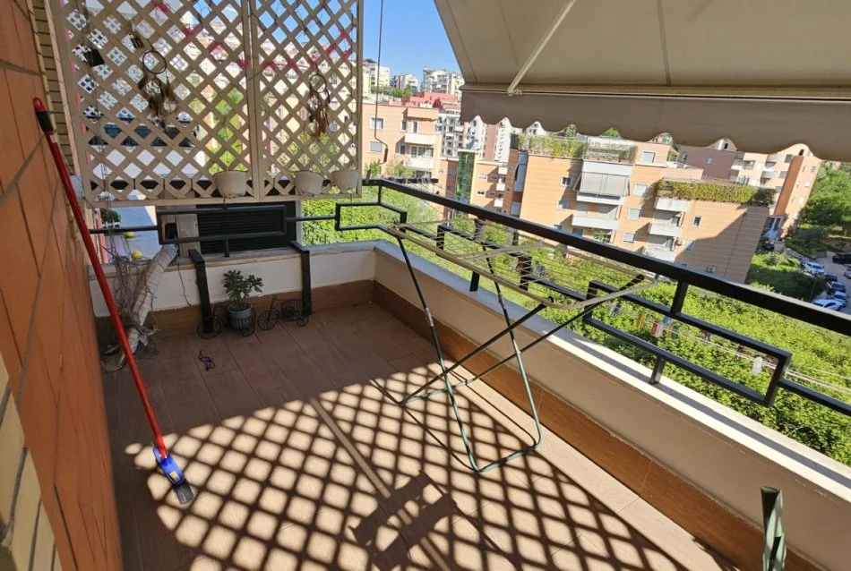 Tirane, jepet me qera apartament 2+1 , 800 € (Rruga Shyqyri Brari)