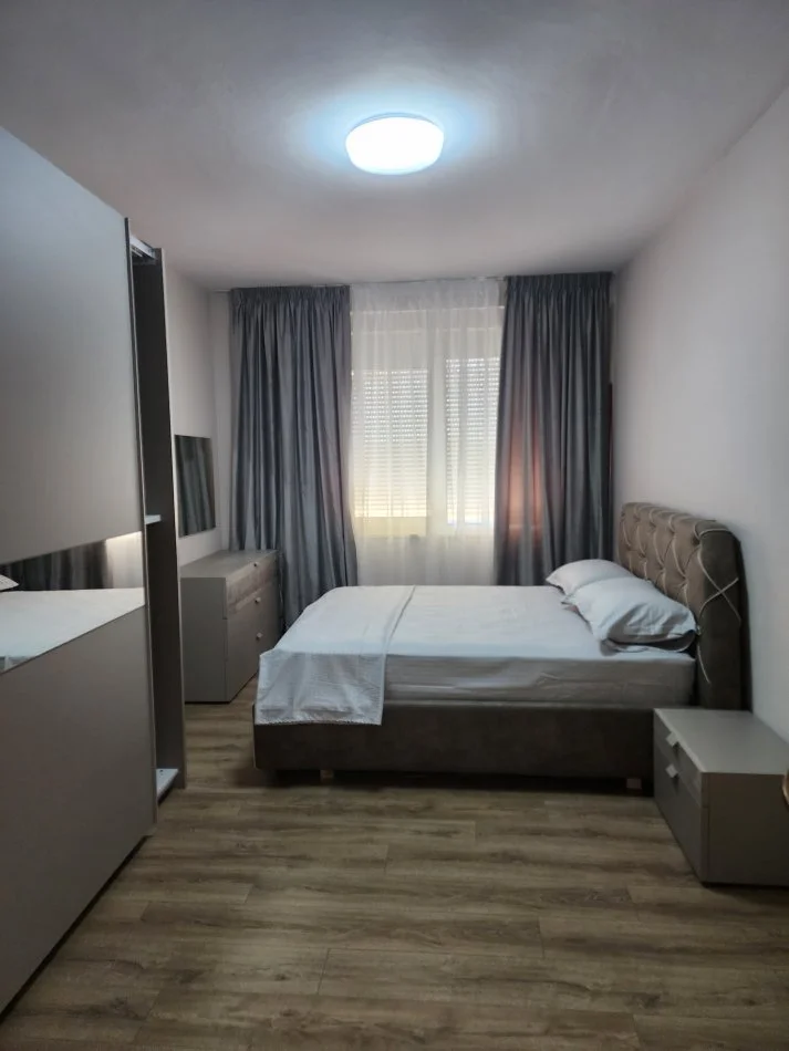 Tirane, jap me qera apartament 1+1+Ballkon Kati 8, 81 m² 600 € (Rruga Panorama, Stacioni Trenit)
