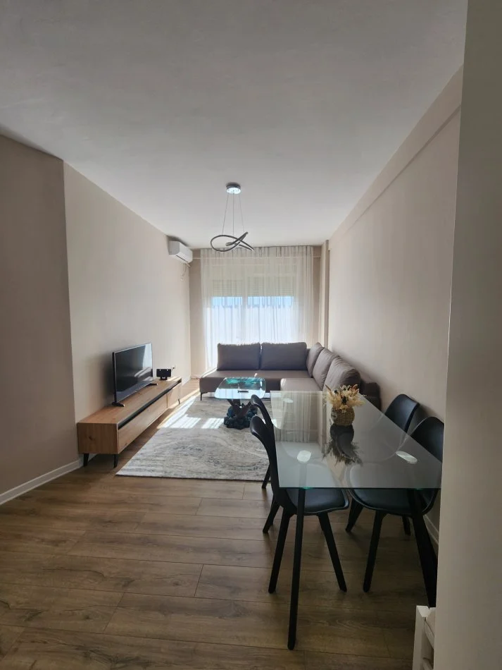 Tirane, jap me qera apartament 1+1+Ballkon Kati 8, 81 m² 600 € (Rruga Panorama, Stacioni Trenit)