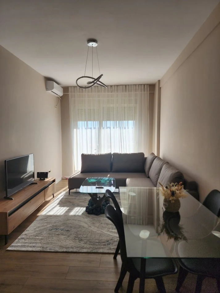 Tirane, jap me qera apartament 1+1+Ballkon Kati 8, 81 m² 600 € (Rruga Panorama, Stacioni Trenit)