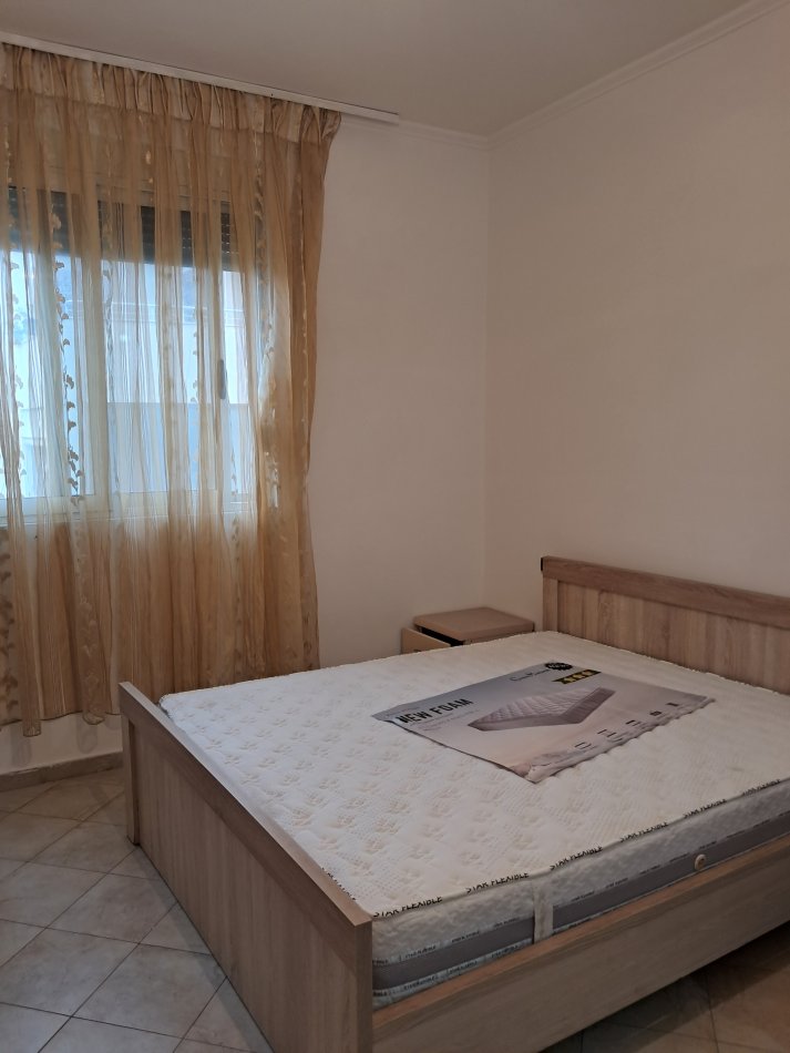 Tirane, jepet me qera apartament 1+1 Kati 3, 40 m² 250 € (Rruga 5 maji)