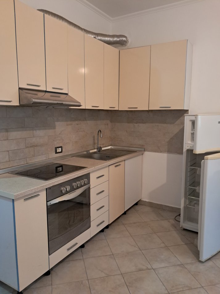 Tirane, jepet me qera apartament 1+1 Kati 3, 40 m² 250 € (Rruga 5 maji)