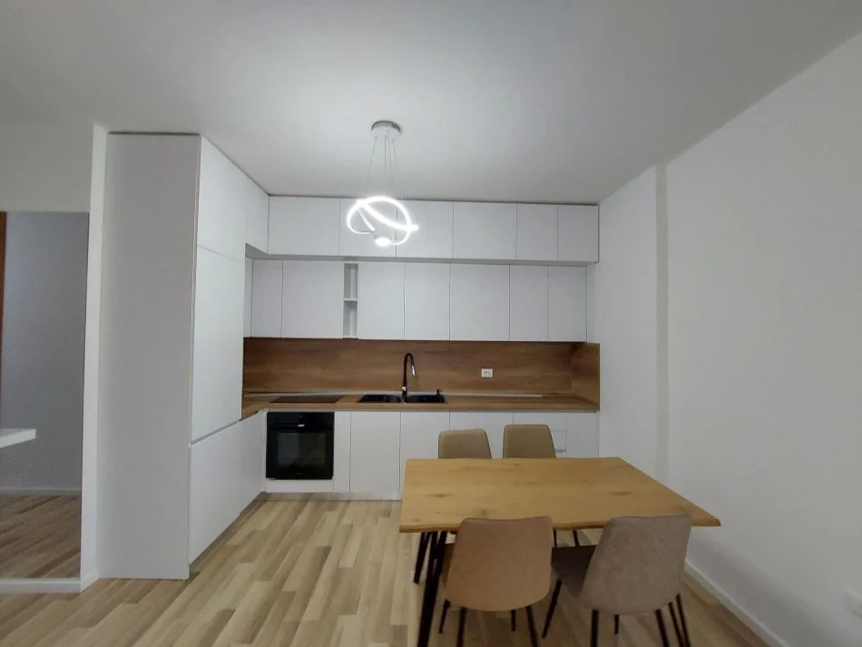 Tirane, jepet me qera apartament 2+1+Ballkon Kati 5, 110 m² 600 € (Don Bosko)