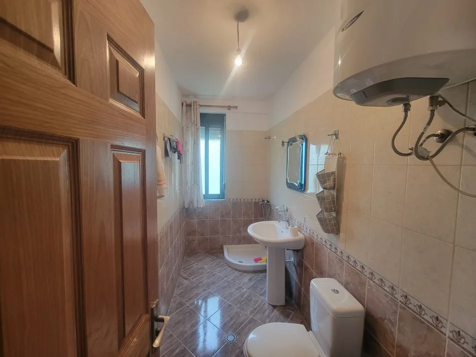 Tirane, jepet me qera 3+1+Ballkon Kati 2, 120 m² 551 € (Rruga 5 Maj)