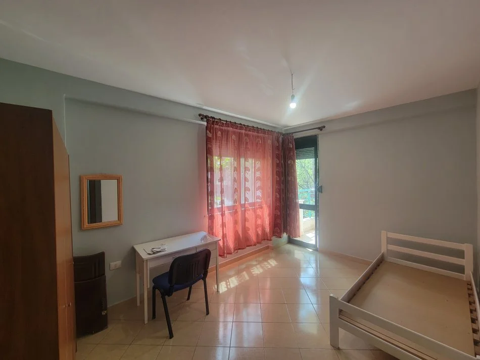 Tirane, jepet me qera 3+1+Ballkon Kati 2, 120 m² 551 € (Rruga 5 Maj)