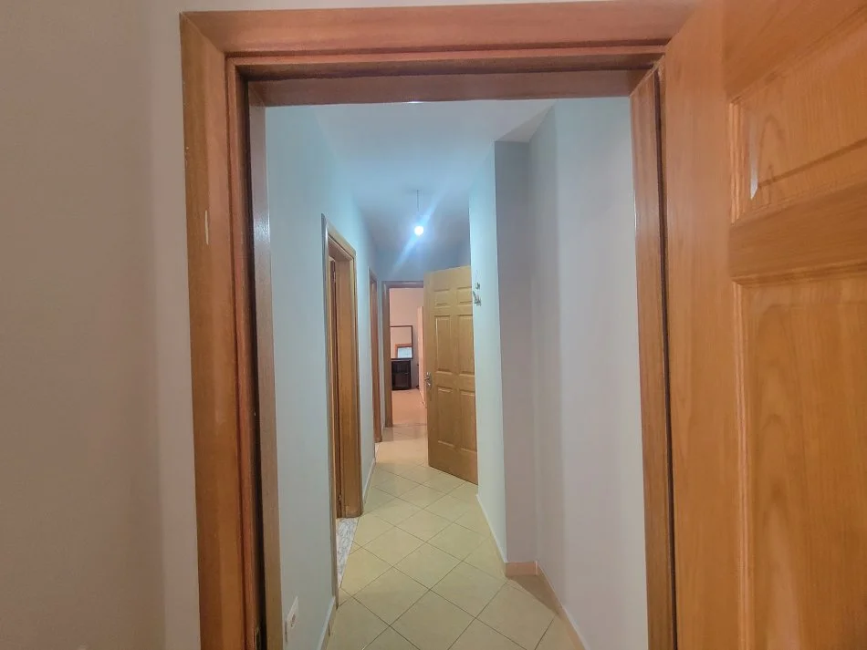 Tirane, jepet me qera 3+1+Ballkon Kati 2, 120 m² 551 € (Rruga 5 Maj)