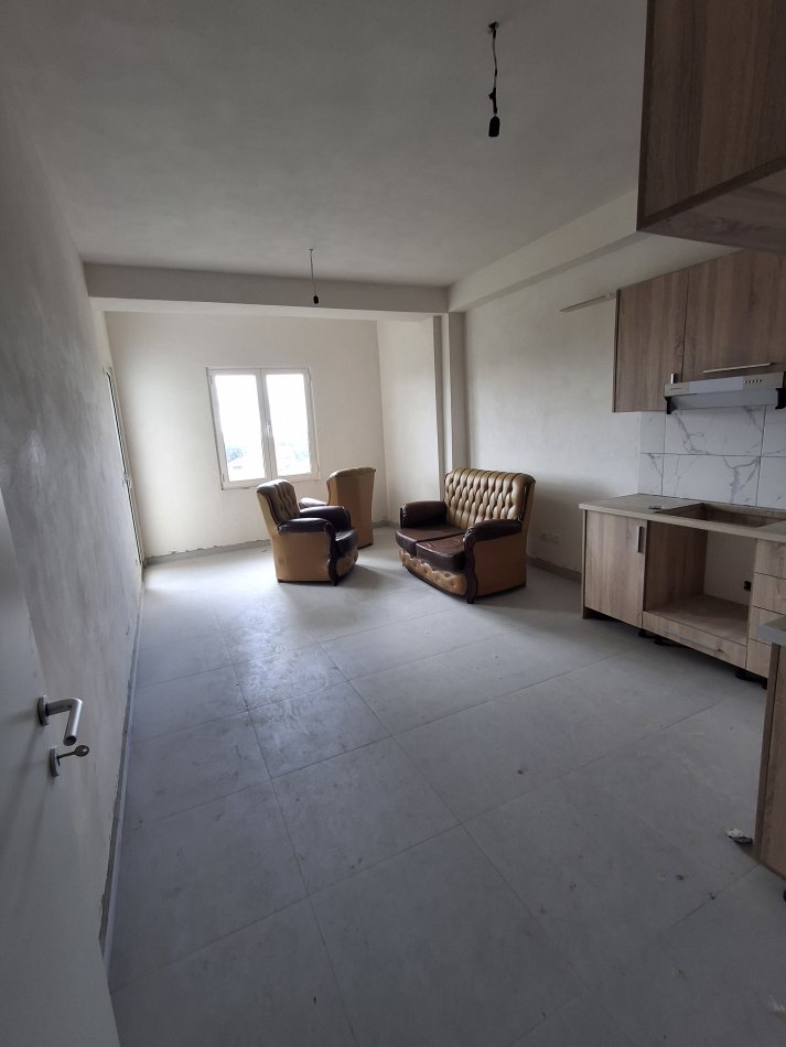 Tirane, jepet me qera apartament 1+1 Kati 3, 65 m² 250 € (Rruga ke kafja e Rremes tufin)