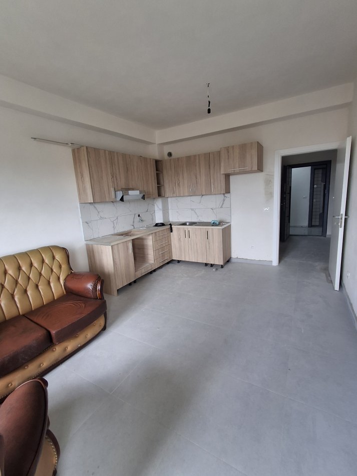 Tirane, jepet me qera apartament 1+1 Kati 3, 65 m² 250 € (Rruga ke kafja e Rremes tufin)