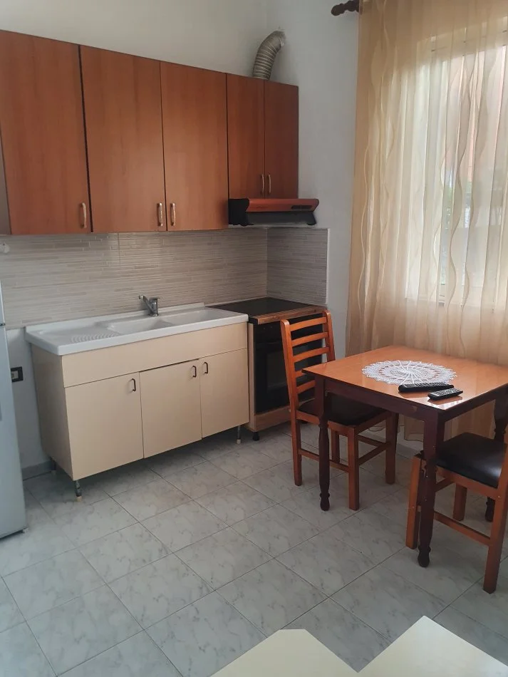Tirane, jepet me qera shtepi 1+1 Kati 1, 70 m² 300 € 