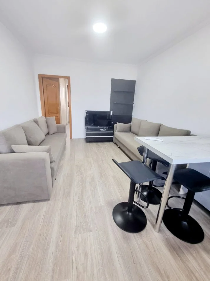 Tirane, jepet me qera apartament 1+1+Aneks Kati 5, 50 m² 350 € (Shkoze)