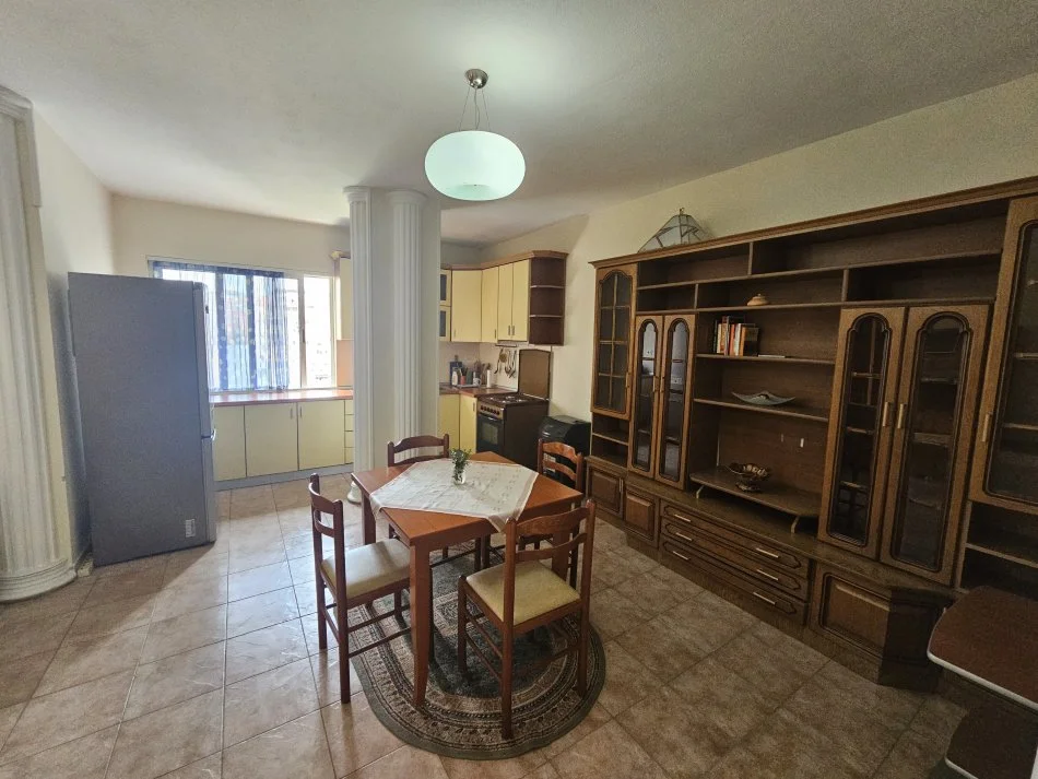 Tirane, jepet me qera apartament 1+1 Kati 5, 86 m² 600 € (SHESHI WILLSON)