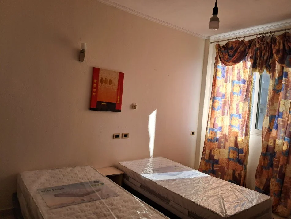 Tirane, jepet me qera apartament 1+1 Kati 4, 40 m² 320 € (Rruga 5 maji)