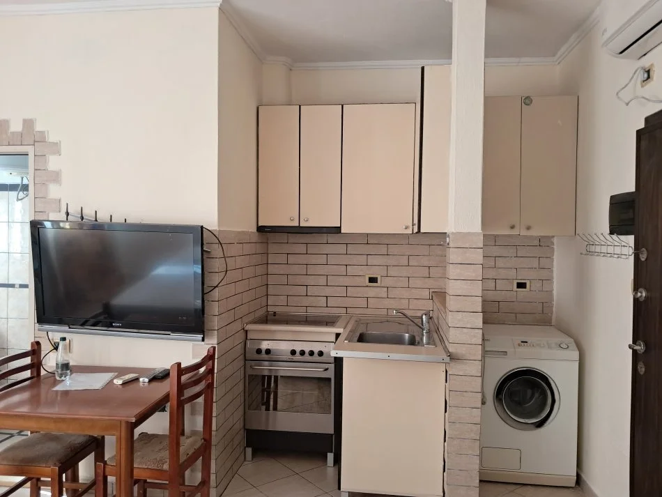 Tirane, jepet me qera apartament 1+1 Kati 4, 40 m² 320 € (Rruga 5 maji)