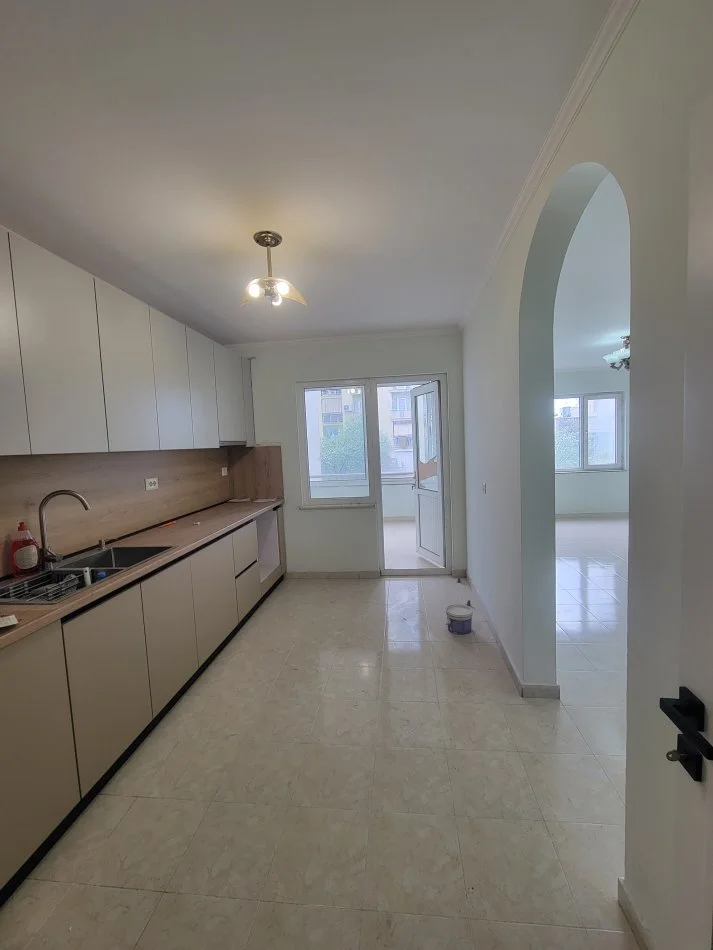 Tirane, jepet me qera apartament 2+1+Ballkon Kati 2, 145 m² 500 € (Dritan Hoxha)