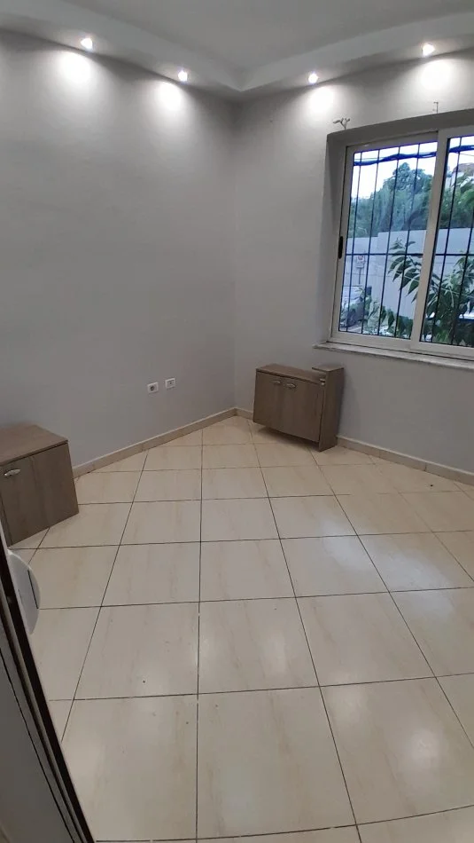 Tirane, jepet me qera zyre , 45 m²  400 € (Pjeter Bogdani)