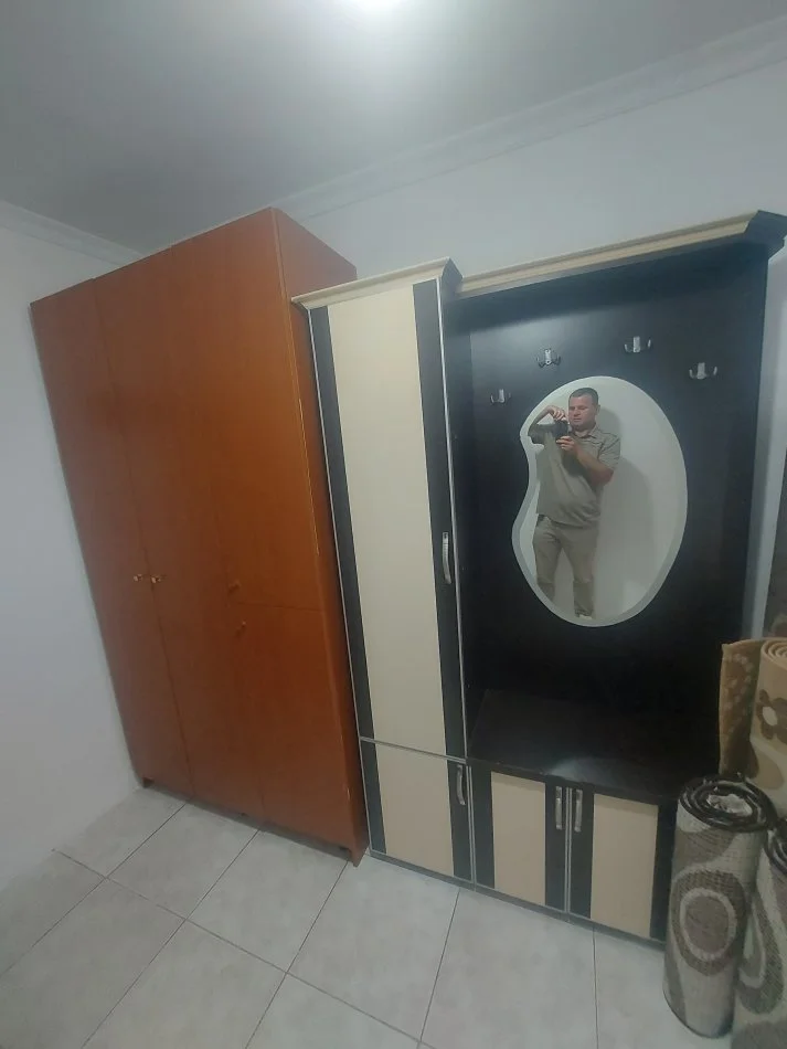 Tirane, shes Rafte dhe portmonto 1 €