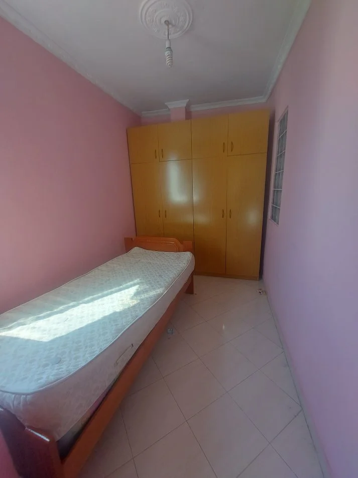 Tirane, shes Rafte dhe portmonto 1 €