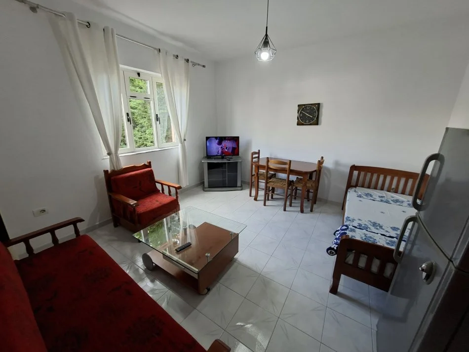 Tirane, jepet me qera apartament 1+1+Aneks+Ballkon Kati 1, 50 m² 350 € (Rruga Jordan Misja)