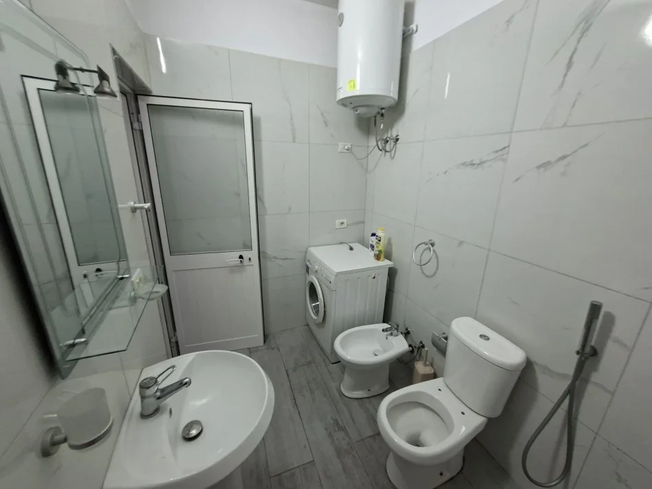 Tirane, jepet me qera apartament 1+1+Aneks+Ballkon Kati 1, 50 m² 350 € (Rruga Jordan Misja)
