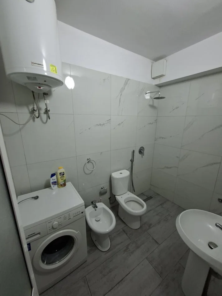 Tirane, jepet me qera apartament 1+1+Aneks+Ballkon Kati 1, 50 m² 350 € (Rruga Jordan Misja)