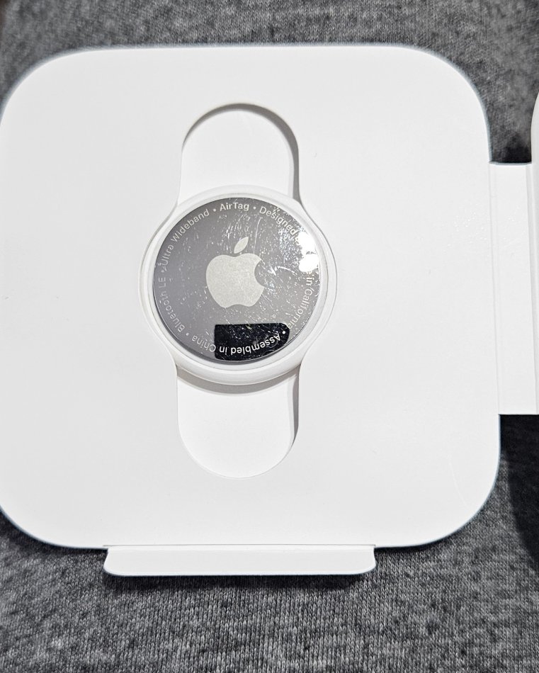 Tirane, shes Apple Apple Airtag