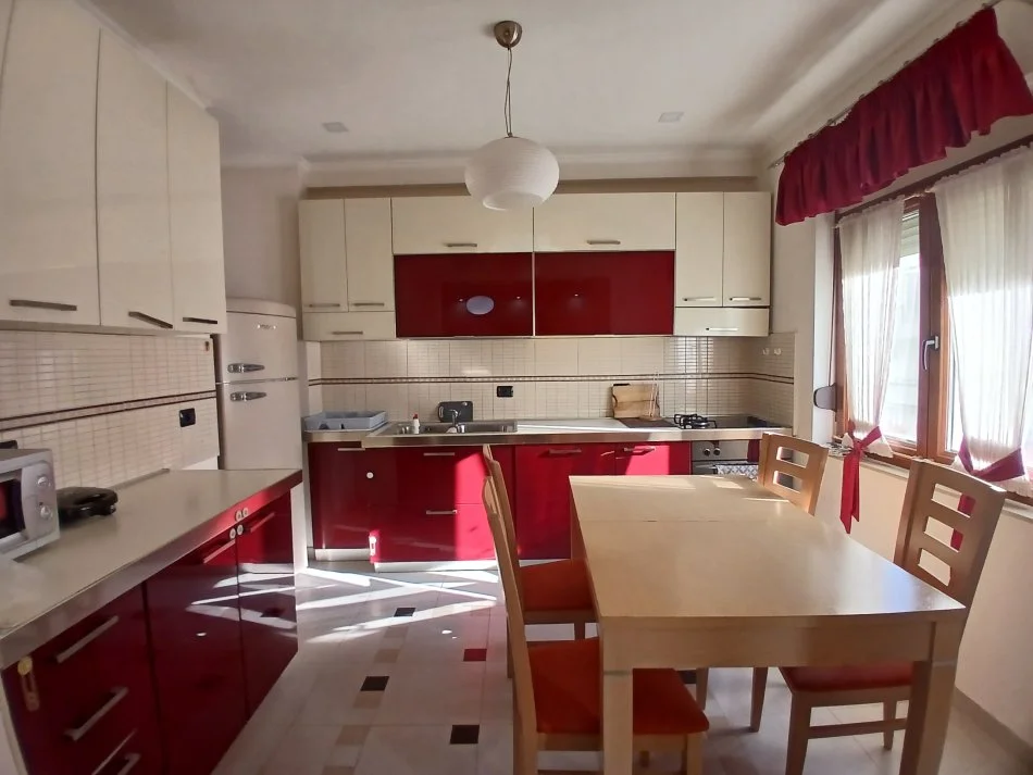 Tirane, jepet me qera apartament 1+1+Ballkon Kati 4, 65 m² 500 € (Bllok)