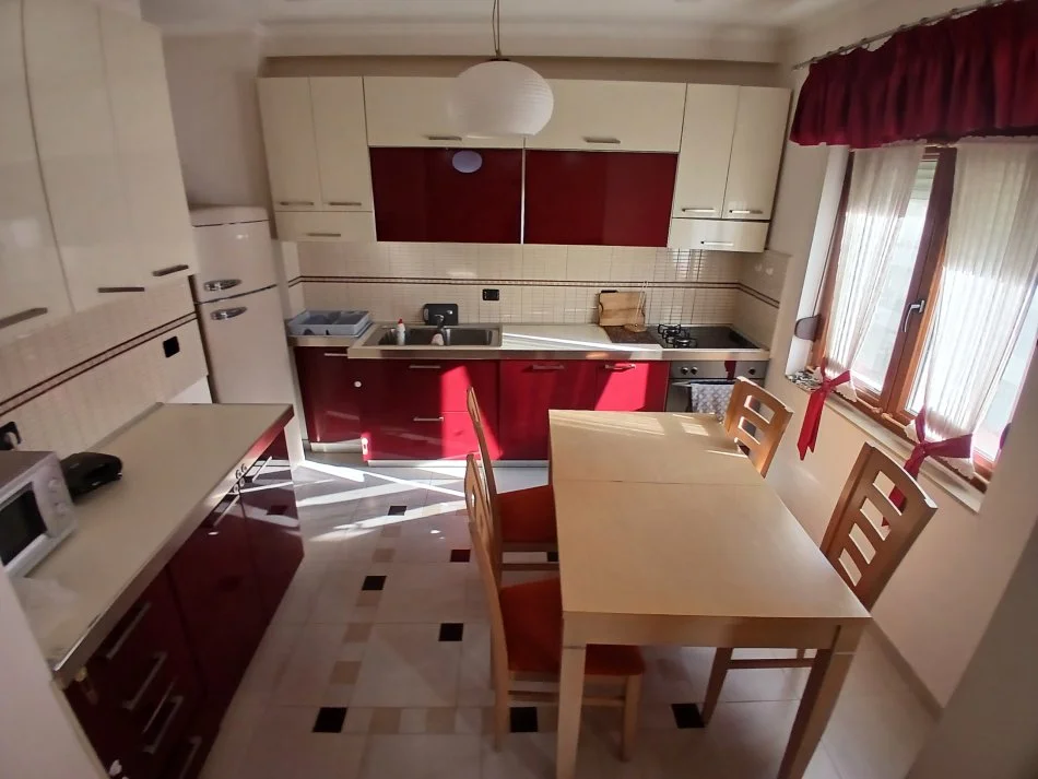 Tirane, jepet me qera apartament 1+1+Ballkon Kati 4, 65 m² 500 € (Bllok)